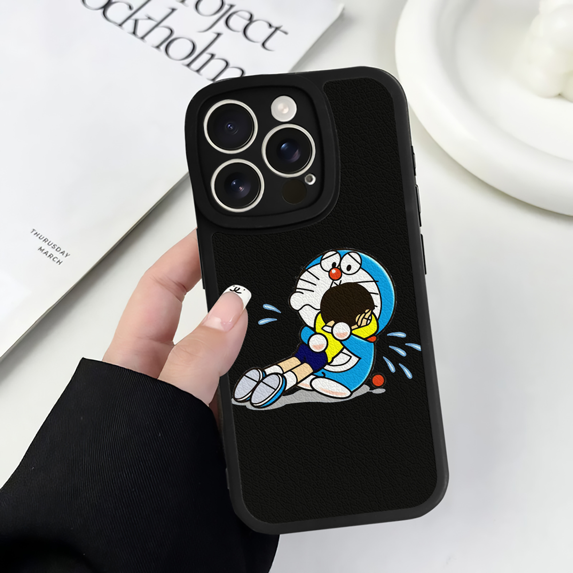 （画像用） ドラえもん Doraemon 【iPhone 16シリーズ対応】シリコンスマホケース（レザー調） 材質：シリコン